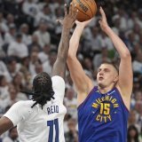 Nikola Jokic (15) let les Nuggets ont survolé les débats face à Minnesota vendredi KEYSTONE/AP/Abbie Parr